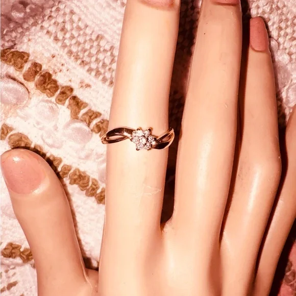 Elegant solid 10k yellow Gold Floral Ring - Picture 9 of 10